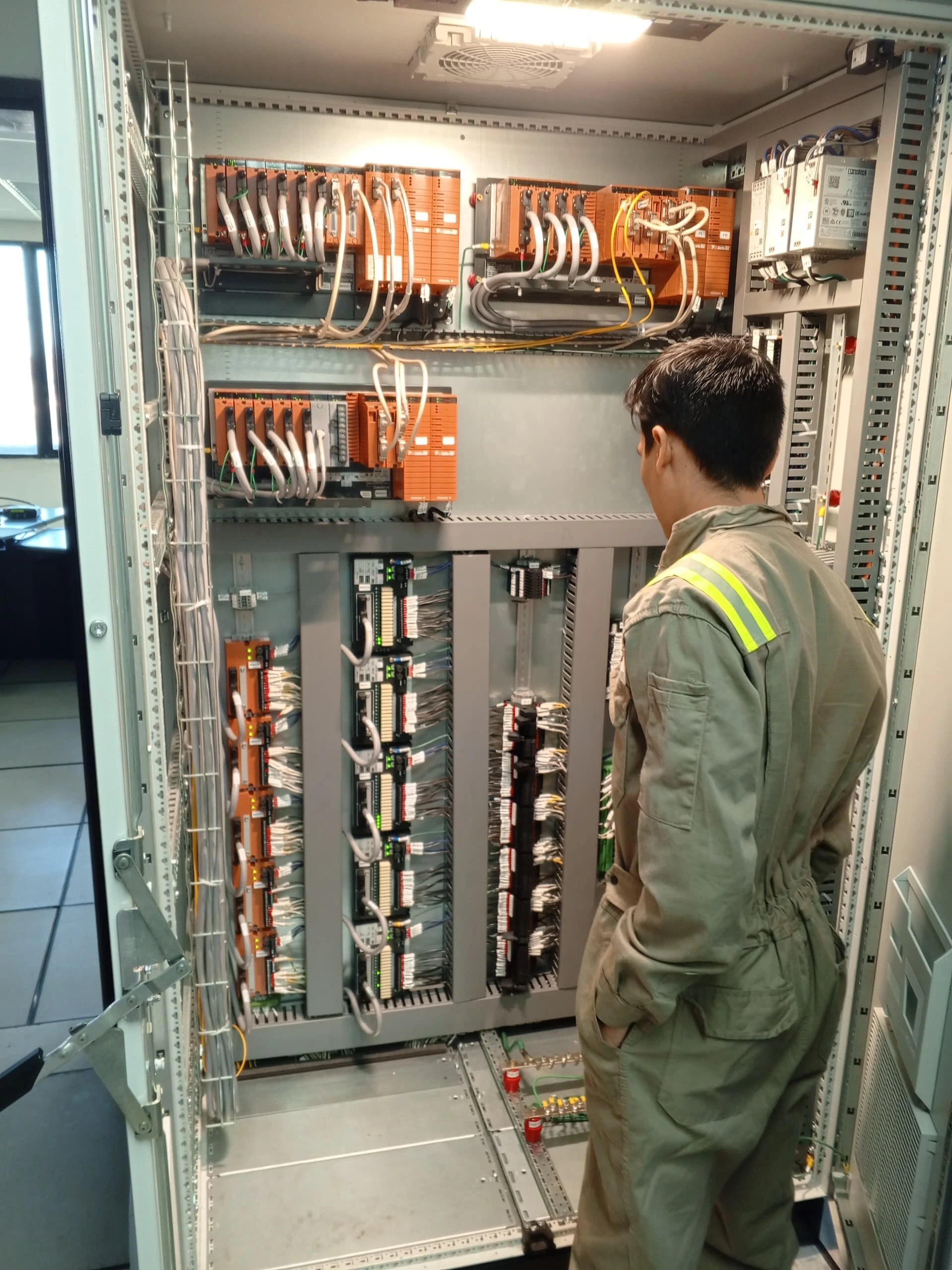 reles de media tension, plc, automatizaciones industriales en Venezuela, variadores de frecuencias, distribudores de abb, distribuidores de apc, sd solutions